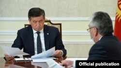Президен С. Жээнбеков менен саламаттык сактоо министри С. Абдыкаримов. 9-апрель, 2020-жыл.