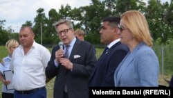 La inaugurarea unui apeduct în Bugeac, renovat din fonduri europene. În centru fostul ambasador al UE la Chişinău Pirkka Tapiola, în dreapta başkanul Irina Vlah