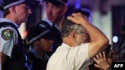 На пляжі відбувалося святкування свята Ханука, в якому брали участь члени місцевої єврейської громади