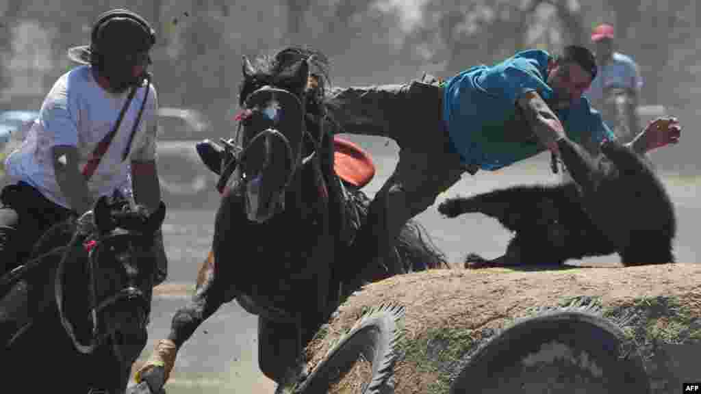 Riders play the traditional mounted sport of &quot;buzkashi,&quot; also known as &quot;kok-boru&quot; or &quot;oglak tartis&quot; (&quot;goat grabbing&quot;) in Bishkek. (AFP PHOTO/Vyacheslav Oseledko)