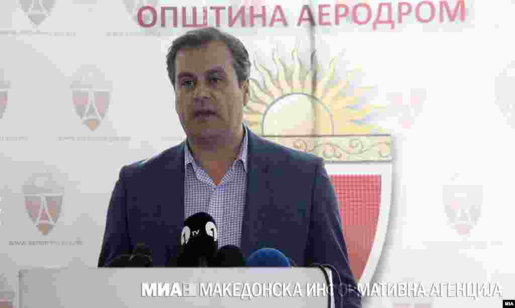 МАКЕДОНИЈА - Градоначалникот на општина Аеродром Златко Марин на прес-конференција изјави дека по разговор со инвеститорот издал решение за запирање на градбата на зградата кај Мајчин дом. Забраната важи за 15 дена.