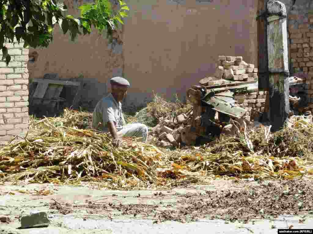 Agyr zähmetden ýadap oturan bir adam