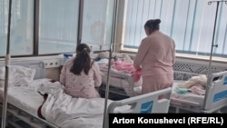 Dvije mlade majke na Klinici za akušerstvo i ginekologiju, Priština