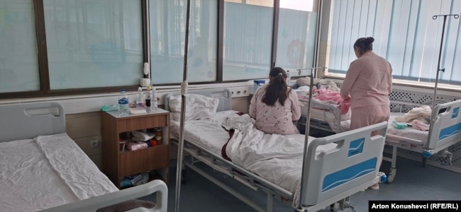 Dy nëna të reja në Klinikën e Obstetrikës dhe Gjinekologjisë në Qendrën Klinike Universitare të Kosovës.
