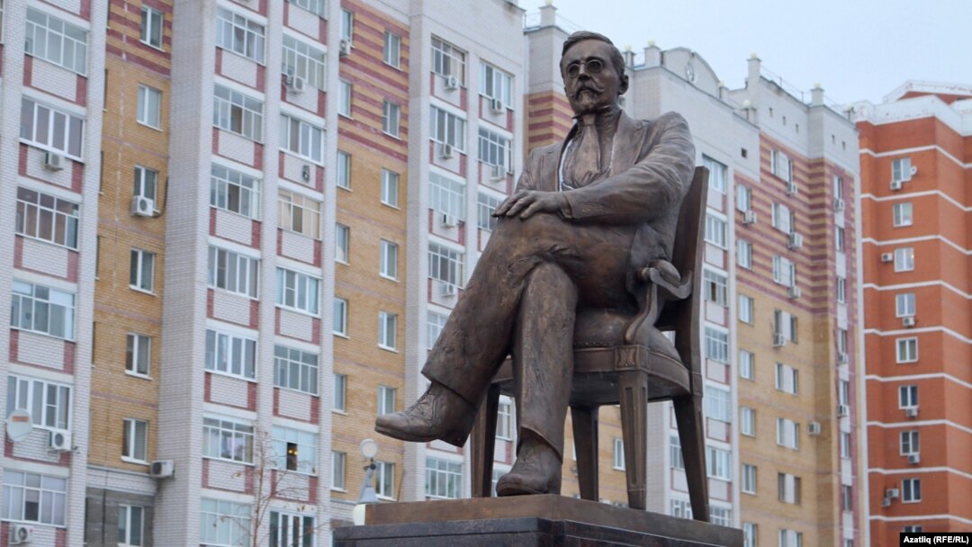 Казанда Садри Максудига һәйкәл