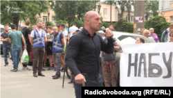Ілля Кива виступає на мітингу біля Спеціалізованої антикорупційної прокуратури