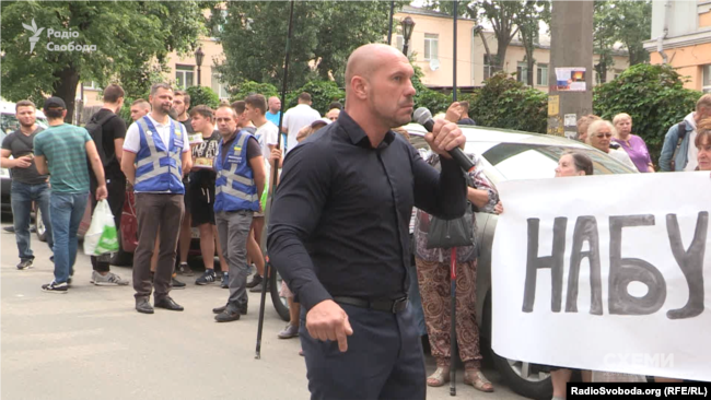 Илья Кива выступает на митинге возле Специализированной антикоррупционной прокуратуры