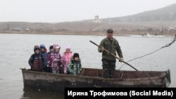 Дети в Забайкалье добираются до школы на лодке, архивное фото