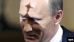 Премьер-министр России Владимир Путин, с тенью православного креста на лице. Иллюстративное фото.