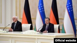 Президентлар Шавкат Мирзиёев ва Франк-Вальтер Штайнмайер шартномаларни имзолаш бўйича тантанали тадбирда.