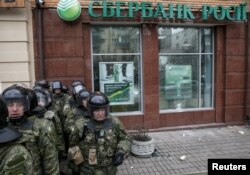 Forțele ministerului de internet în fața clădirii Sberbank atacată de mulțime în Kiev, 20 febr., 2016