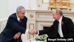 Russian President Vladimir Putin (R) meets with Israeli Prime Minister Benjamin Netanyahu at the Kremlin in Moscow, May 9, 2018