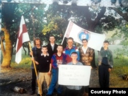 Эдуард Грынявецкі (крайні справа) у 1999 годзе на «Вольным вогнішчы» Таварыства беларускай мовы