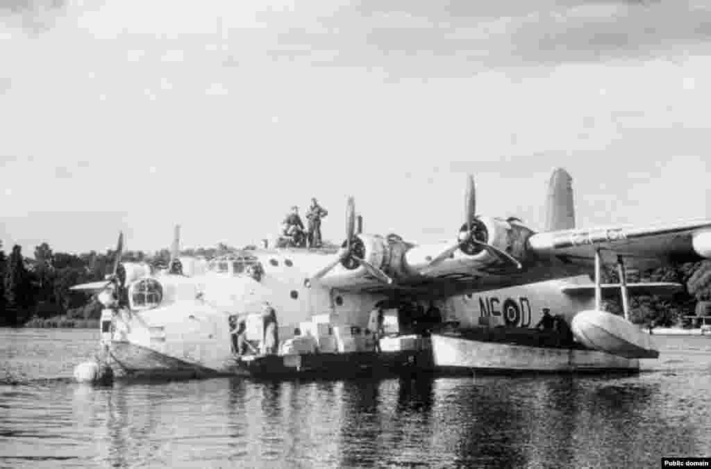 Un Short Sunderland al RAF, ancorat pe râul Havel din Berlinul de Vest. Hidroavioanele care transportau mărfuri au aterizat, de asemenea, pe lacul Wannsee din iulie până la jumătatea lunii decembrie 1948, când amenințarea gheții de iarnă a făcut ca acest loc să devină nesigur.