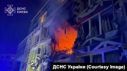 Російський «шахед» влучив прямо у палату стаціонару приватної лікарні в Оболонському районі Києва. 30-річний пацієнт, який перебував там, загинув. Україна, 5 січня 2026 року