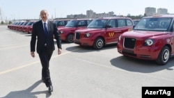 Prezident İ.Əliyev Bakıya gətirilmiş yeni "London taksi"ləri ilə tanış olur. 12 avqust 2020 