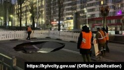 Аварія сталася ввечері 12 грудня: через пошкодження водопроводу на бульварі Тараса Шевченка в Києві провалився асфальт