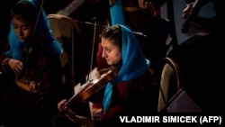  دختران عضو گروه موسیقی زهره در حال اجرای کنسرت 