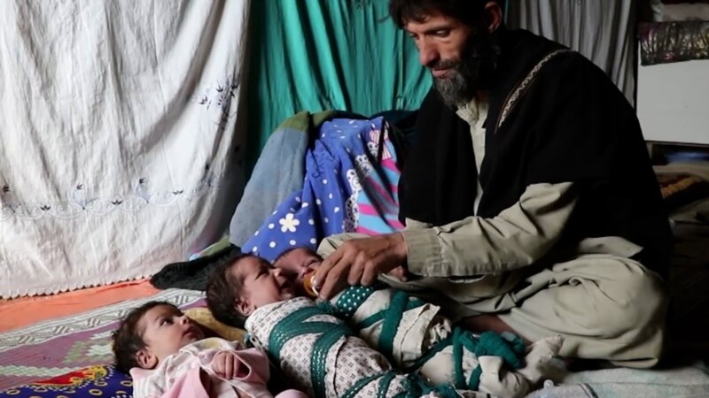 "Мне нечем кормить детей". Житель Афганистана вынужден продать одного из сыновей-тройняшек. ВИДЕО