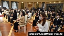 Президент Садыр Жапаров эң мыкты студенттерге президенттик стипендияларды тапшырды. 