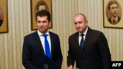 Кирил Петков и Румен Радев при връчването на мандата, 11 декември 2021 г.