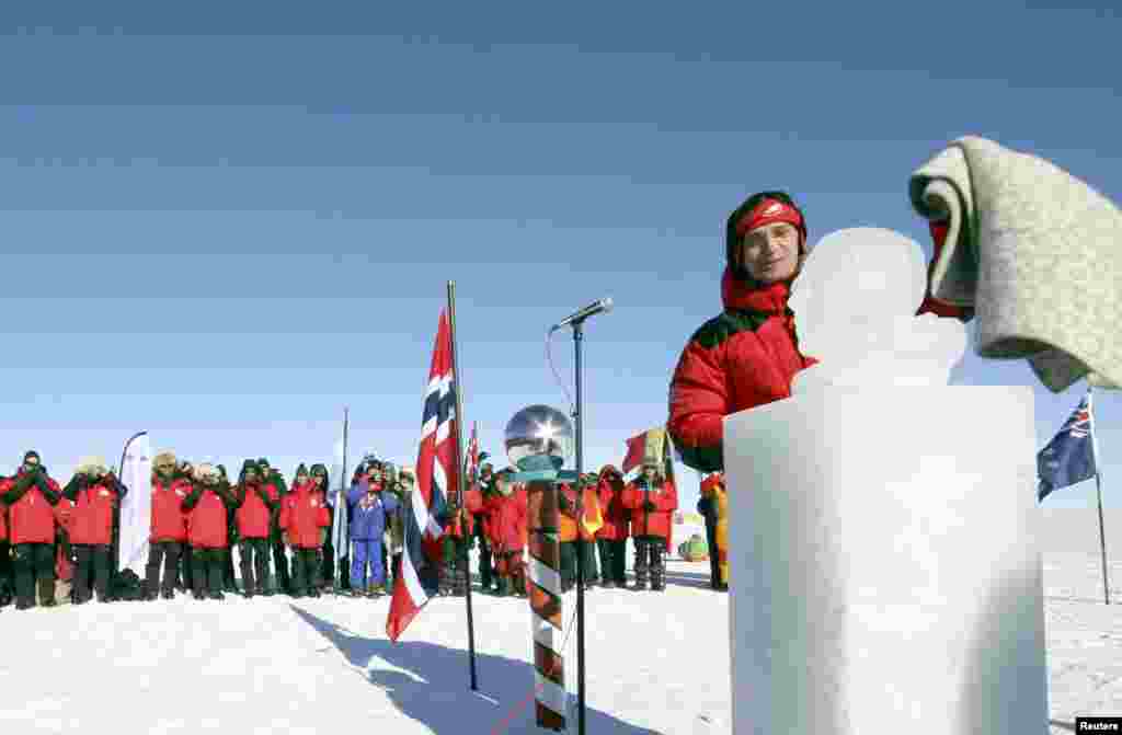 Jens Stoltenberg akkori norvég miniszterelnök leleplezi Roald Amundsen jégből készült szobrát a Déli-sarkon 2011-ben