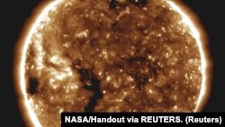 NASA-ina solarna sonda Parker primijetila je spori solarni vjetar koji izlazi iz male koronalne rupe – duge, tanke crne mrlje koja se vidi na lijevoj strani Sunca na ovoj slici koju je snimila NASA-ina opservatorija Solar Dynamics