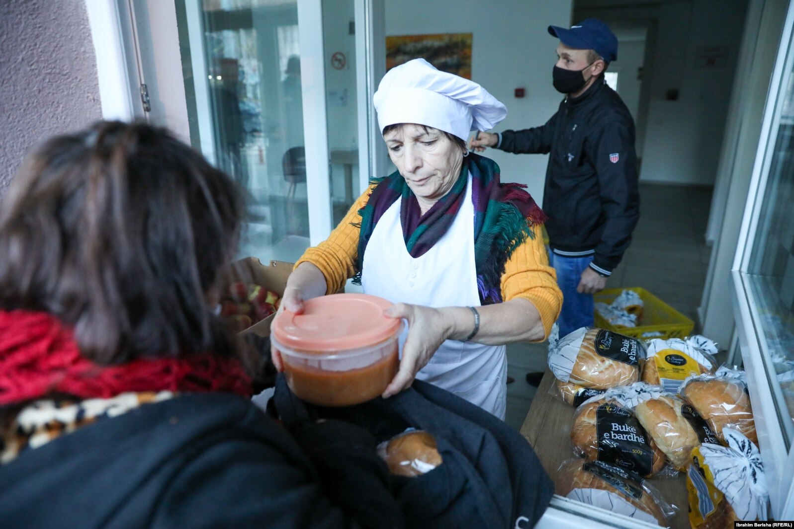 Kuzhinierja duke bërë shpërndarjen e ushqimit...