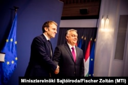 Orbán Viktor (j) és Emmanuel Macron a Karmelita kolostorban 2021. december 13-án