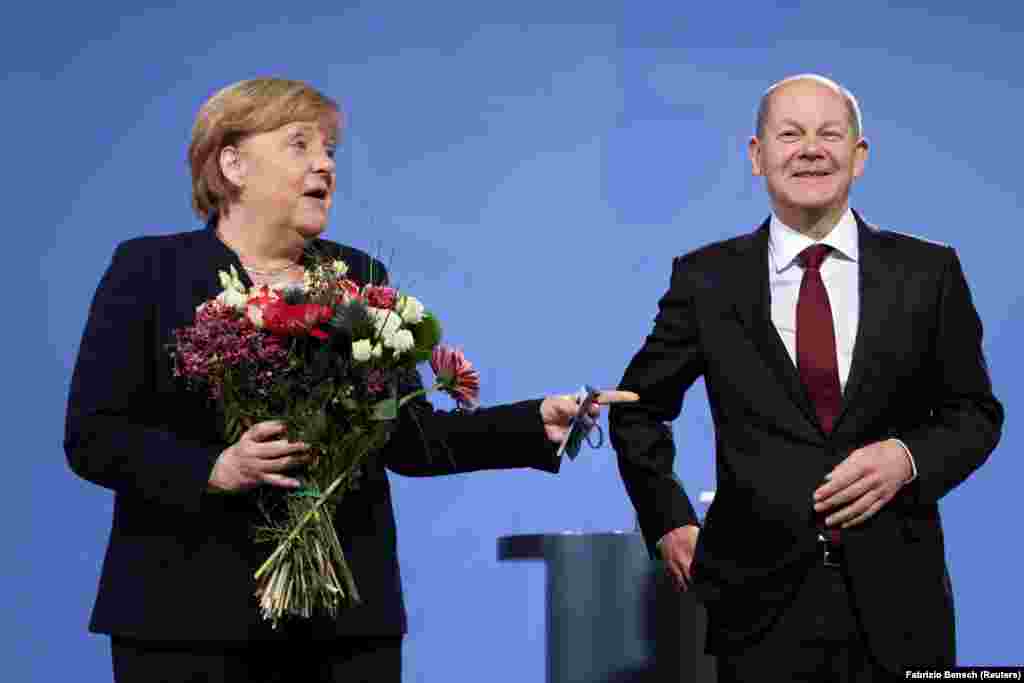 Angela Merkel în timpul evenimentului de predare a cancelariei succesorului ei, cancelarul german Olaf Scholz, la Cancelaria din Berlin.