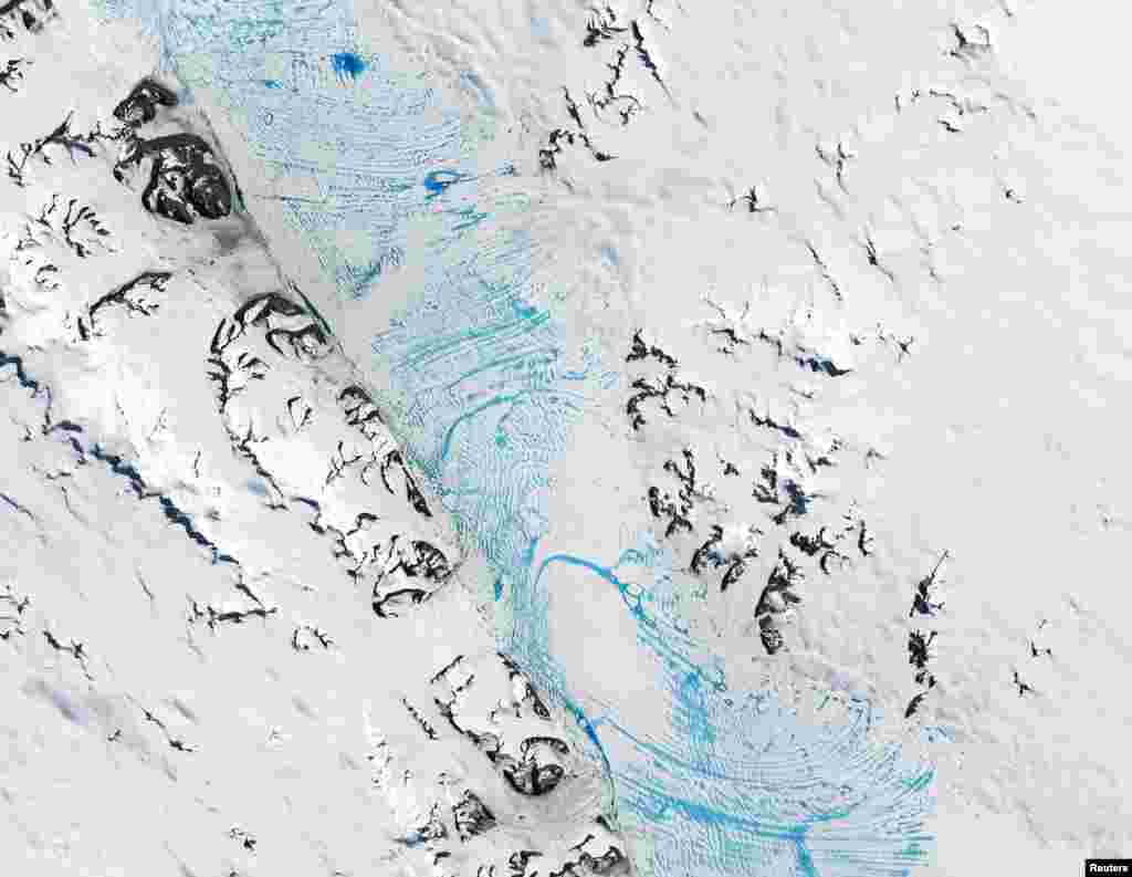 Az űrből is látszik az antarktiszi jég olvadása. A 2020. január 19-én készült felvételen látható kék olvadékvíz körülbelül 140 kilométeres területet ölel fel az Antarktiszon, a VI. György jégtakarón