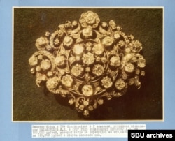 A gold brooch inlaid with 164 diamonds