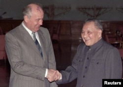 Генеральный секретарь СССР Михаил Горбачев (слева) встречает своего китайского коллегу Дэн Сяопина в Пекине во время визита в 1989 году.