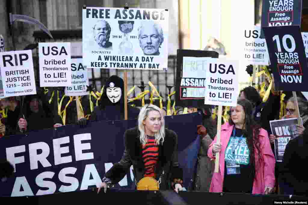 Susținători ai lui Julian Assange protestează în fața Curților Regale de Justiție din Londra, Marea Britanie.