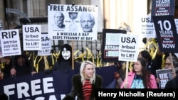 Pristašlice Juliana Assangea demonstriraju ispred Kraljevskog suda pravde u Londonu, 10. decembra 2021.