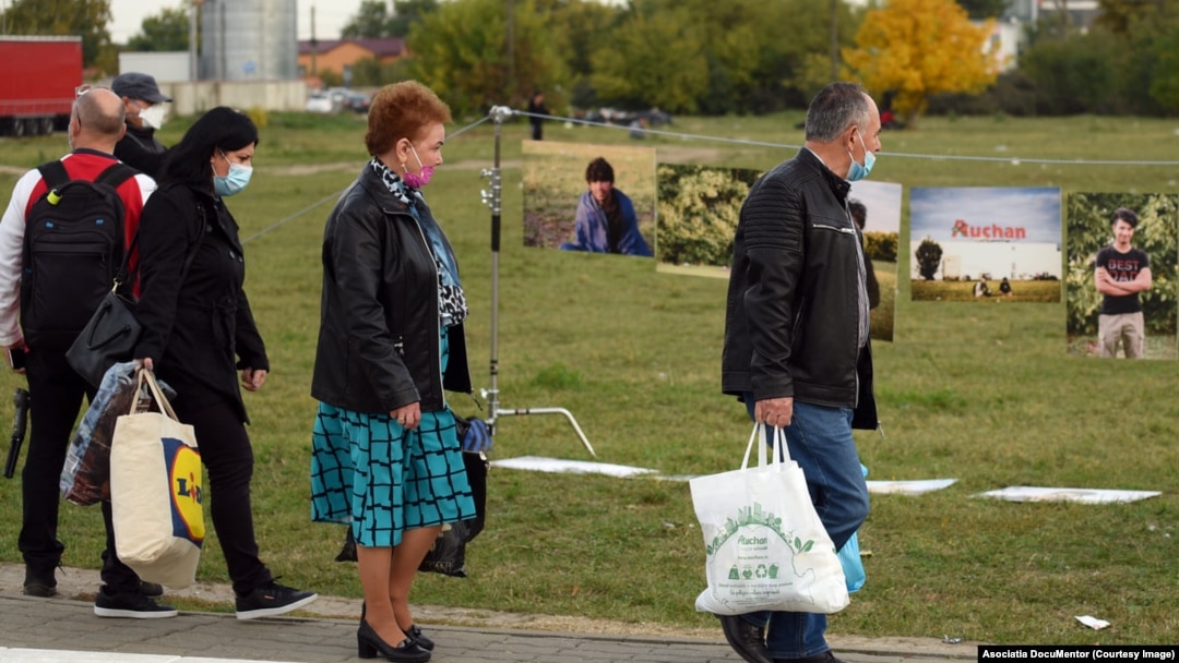 Consumatorul român cumpără produse din import inclusiv când alege produse ca ulei sau patiserie, deși România e campioană la culturile de floarea soarelui și cereale. Producțiile iau calea exportului pentru că nu pot fi procesate intern.