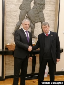 Primarul din Călinești, Mihai Georgescu, împreună cu ambasadorul rus, Valery Kuzmin