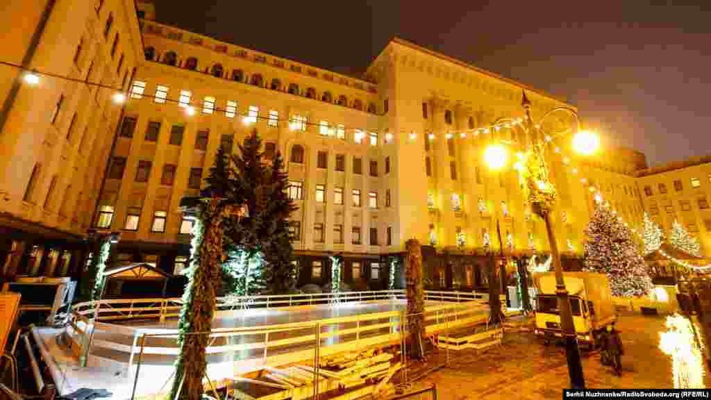 Біля будівлі Офісу президента у Києві триває облаштування різдвяно-новорічного містечка з ковзанкою, ...