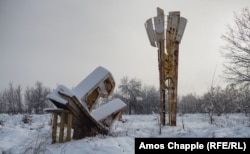 Разрушенный указатель на передовой в Луганской области