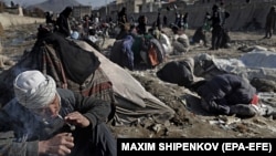 Heroin- és metamfetaminfüggő afgán férfiak gyűlnek össze, hogy kábítószert vegyenek Kabulban (archív fotó)