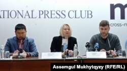 Журналист Татьяна Ковалева (ортада) баспасөз жиыны кезінде. Нұр-Сұлтан, 14 желтоқсан 2021 жыл.