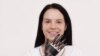 Маргарита Грачова с бионичната си протеза. На една й буза пише "не ме е срам", а на другата - "тормоз".