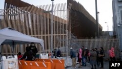 Menedékkérők az amerikai–mexikói határon, Tijuanában 2021. november 8-án