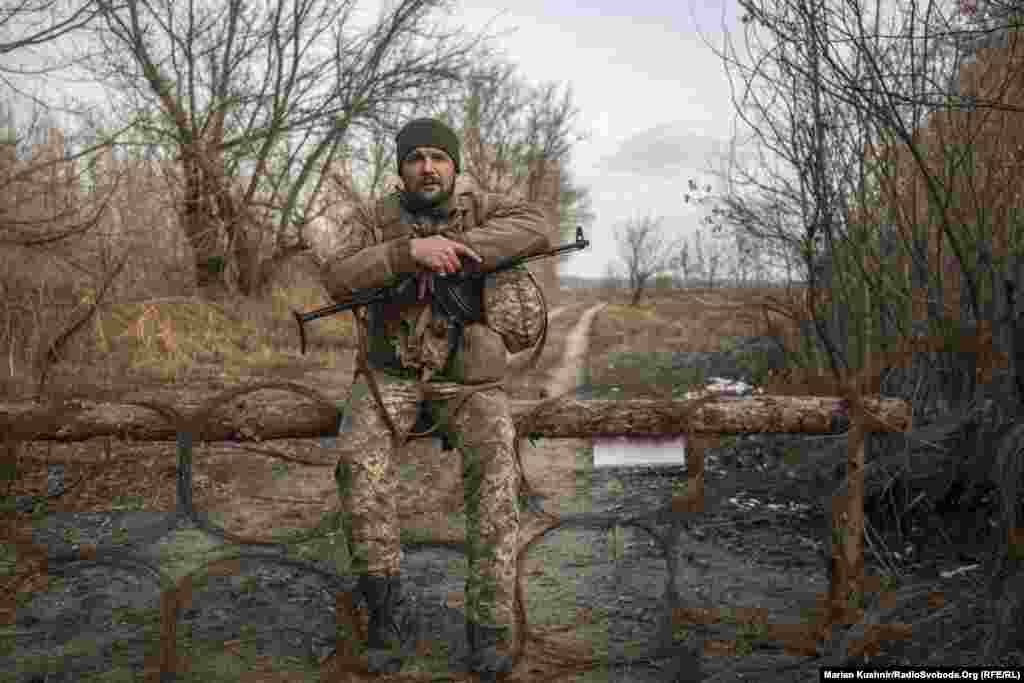 Луганская область, 7 декабря. Украинский солдат на линии разграничения с территориями, которые захвачены поддерживаемыми Россией боевиками. Напряженность в регионе растет, поскольку Россия сосредоточила около 100 000 военнослужащих на границе с Украиной