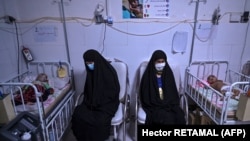 آرشیف - کودکان مبتلا به سوء تغذیه در یکی از شفاخانه های افغانستان تحت درمان قرار دارند.
