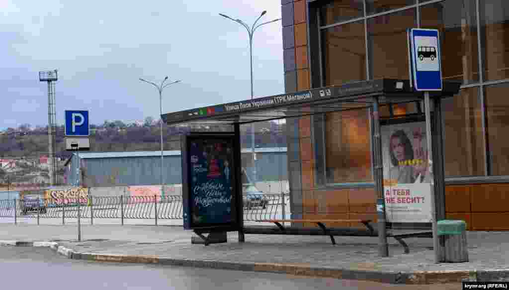 На найближчій до Євпаторійського шосе автобусній зупинці на вулиці Лесі Українки, як і раніше, висить передвиборча агітація кандидатки від &laquo;Справедливой России&raquo; на вересневих виборах до російської Держдуми