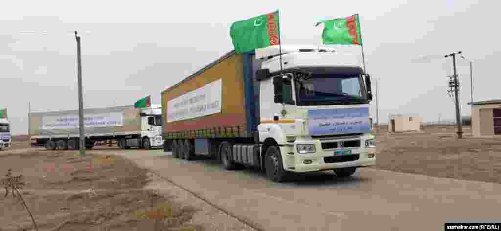 Афганистан. Грузовики везут гуманитарную помощь из Туркменистана.