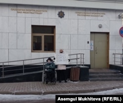 Akmaral Bilalova protests her husband’s arrest, outside the Kazakh Prosecutor-General's Office in Nur-Sultan on December 13.