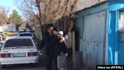 Еркара Жумабаев (слева) после выхода из морга, где увидел тело сына. Шымкент, 9 декабря 2021 года