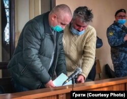 Адвокат Дмитрий Динзе (л) и общественный защитник Павел Кущ (п) в зале суда, Симферополь, 13 декабря 2021 года